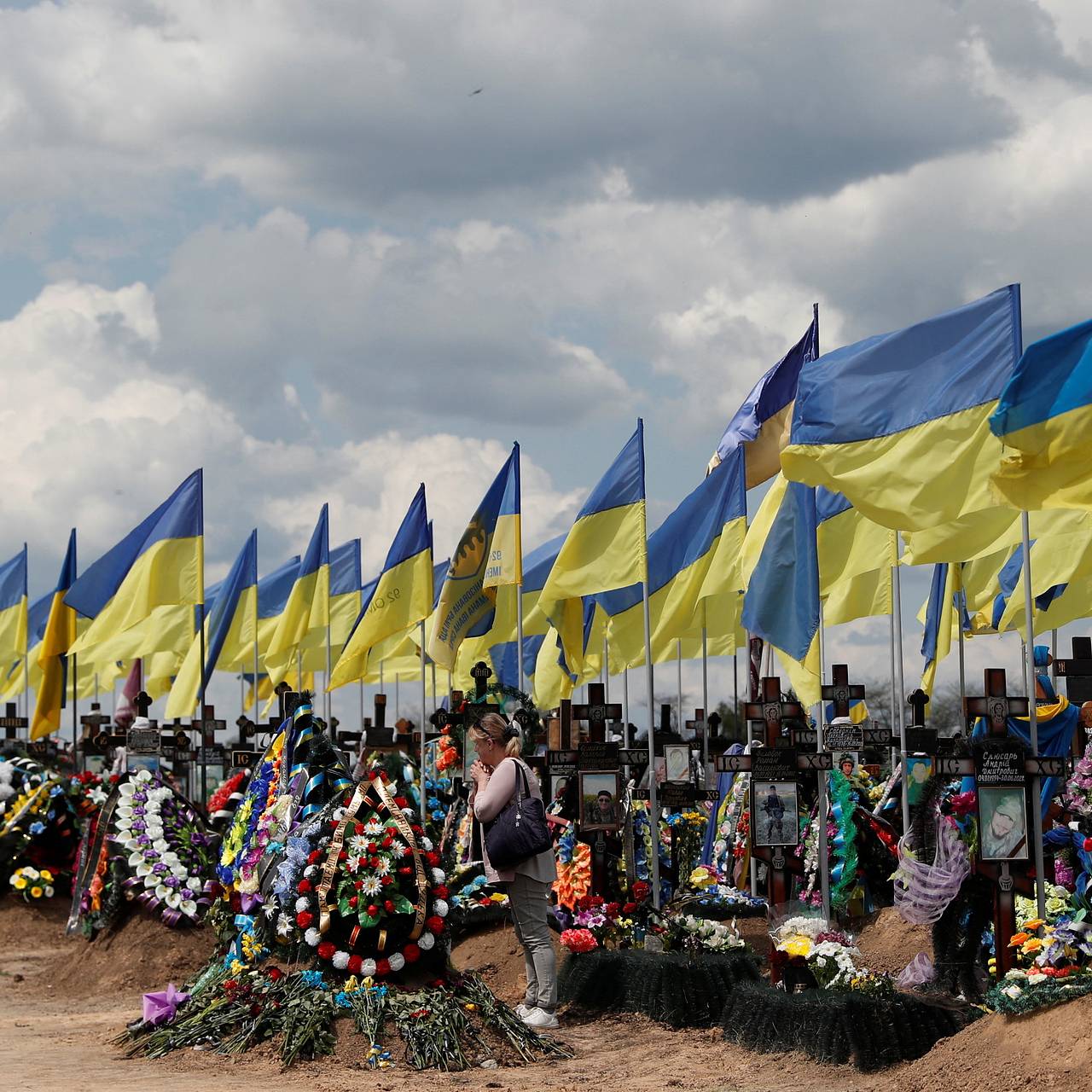 Кладбище украинских солдат с флагами фото картинки