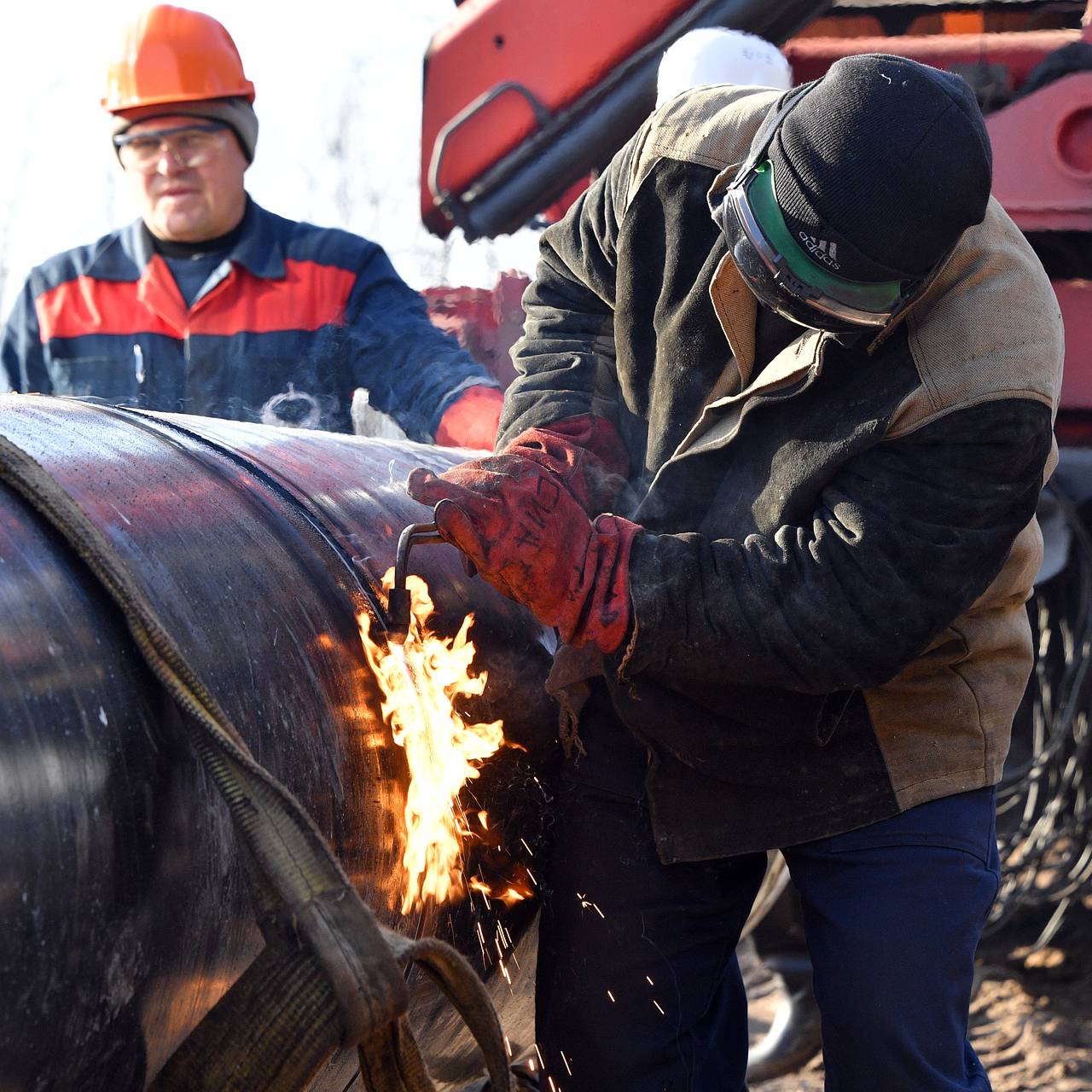 По проекту какого инженера сооружался первый промысловый нефтепровод в россии