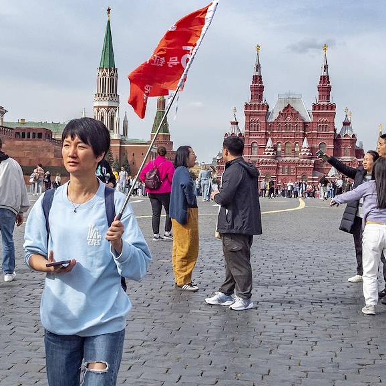 Иностранцы в России. Иностранцы в России фото. В России посетили 15 млн иностранцев.